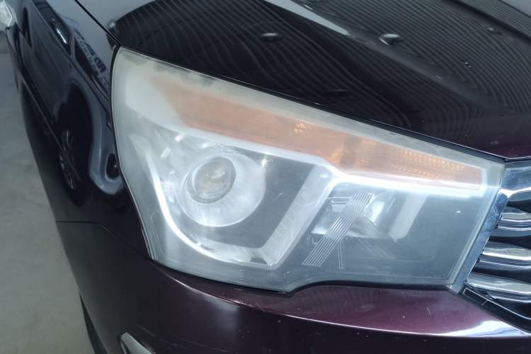 Used SsangYong Rodius 2014 2.0T Diesel Two-Wheel Drive Luxury Navigation Edition Right Front Headlight