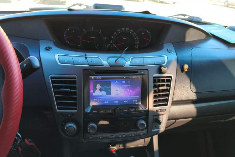 Used SsangYong Rodius 2014 2.0T Diesel Two-Wheel Drive Luxury Navigation Edition Audio And AC Panel