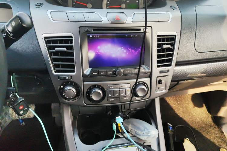 Used SsangYong Rodius 2014 2.0T Diesel Two-Wheel Drive Elite Navigation Edition Audio And AC Panel
