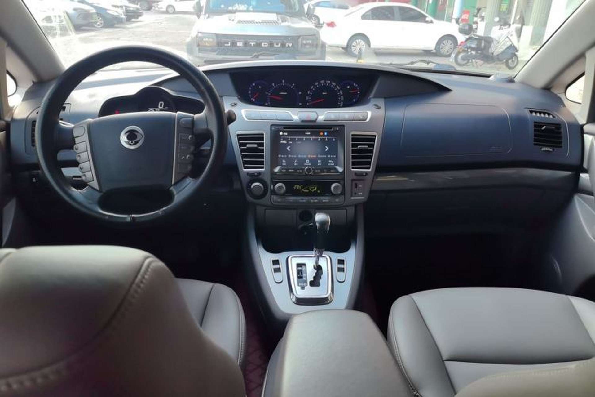 Used SsangYong Rodius 2014 2.0T Diesel 4x4 Luxury Navigation Edition Center Console