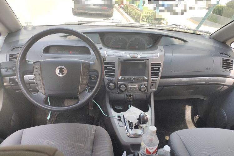 Used SsangYong Rodius 2014 2.0T Diesel Two-Wheel Drive Elite Navigation Edition Center Console