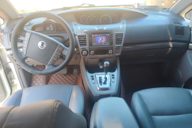 Used SsangYong Rodius 2014 2.0T Diesel 4x4 Luxury Navigation Edition Center Console
