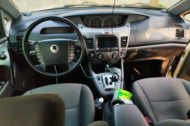 Used SsangYong Rodius 2014 2.0T Diesel Two-Wheel Drive Elite Navigation Edition Center Console