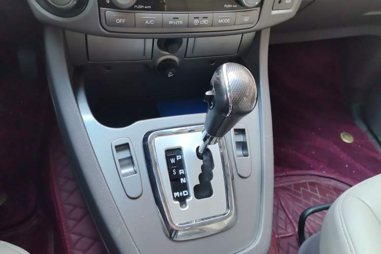Used SsangYong Rodius 2014 2.0T Diesel 4x4 Luxury Navigation Edition Gear Lever