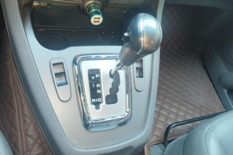 Used SsangYong Rodius 2014 2.0T Diesel 4x4 Luxury Navigation Edition Gear Lever