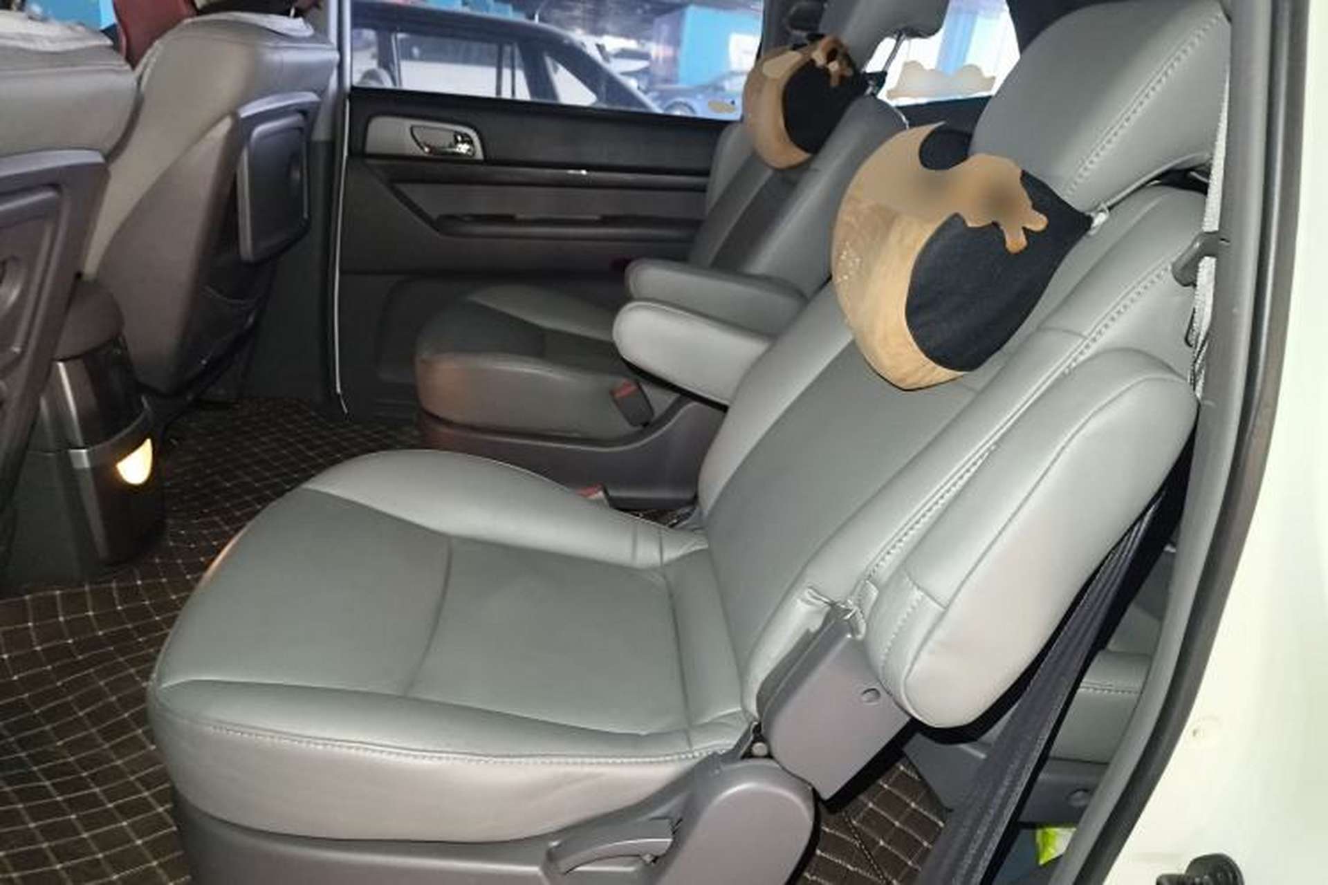 Used SsangYong Rodius 2014 2.0T Diesel Two-Wheel Drive Luxury Navigation Edition Interior 4
