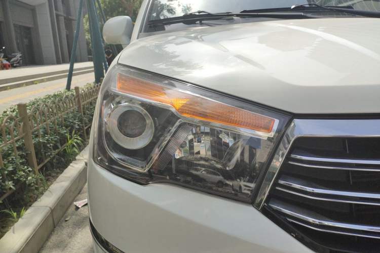 Used SsangYong Rodius 2014 2.0T Diesel Two-Wheel Drive Elite Navigation Edition Right Front Headlight