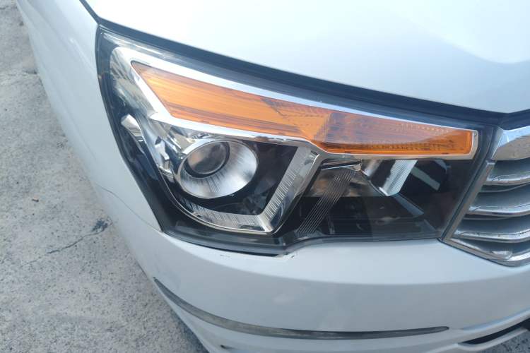 Used SsangYong Rodius 2014 2.0T Diesel 4x4 Luxury Navigation Edition Right Front Headlight
