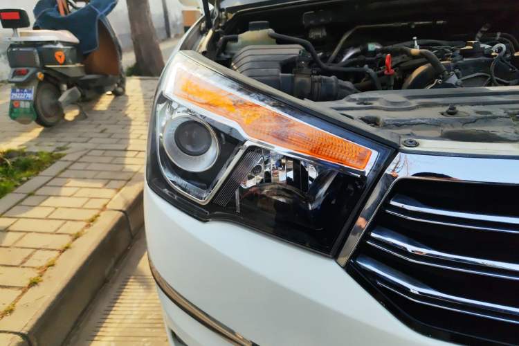 Used SsangYong Rodius 2014 2.0T Diesel Two-Wheel Drive Elite Navigation Edition Right Front Headlight