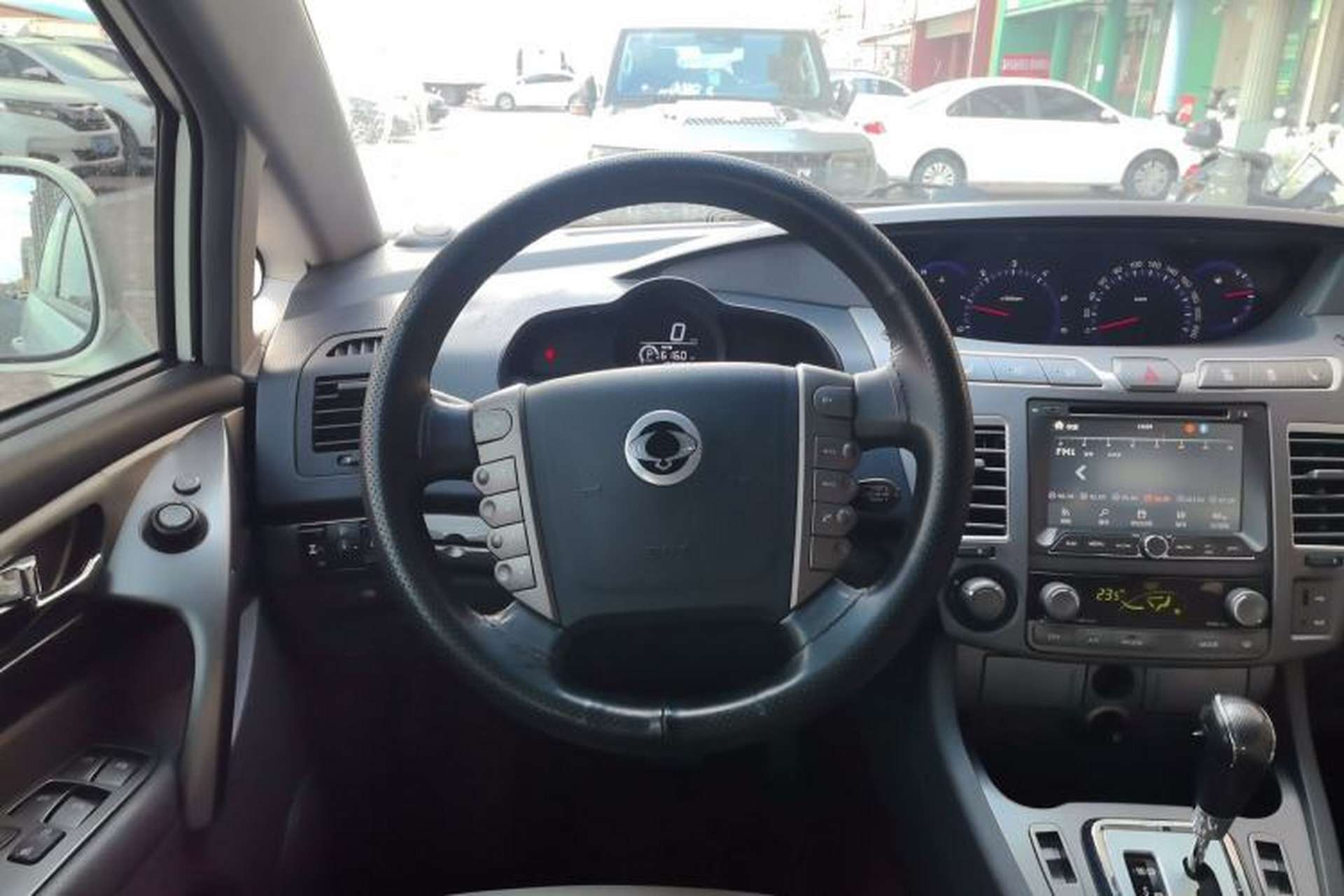 Used SsangYong Rodius 2014 2.0T Diesel 4x4 Luxury Navigation Edition Steering Wheel