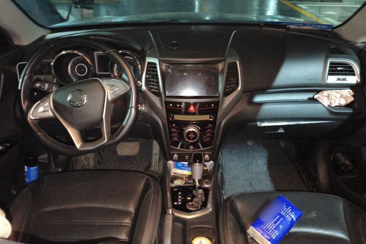 Used SsangYong Tivolan 2015 1.6L Automatic Two-Wheel Drive ZhiKu Edition Center Console