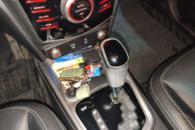 Used SsangYong Tivolan 2015 1.6L Automatic Two-Wheel Drive ZhiKu Edition Gear Lever