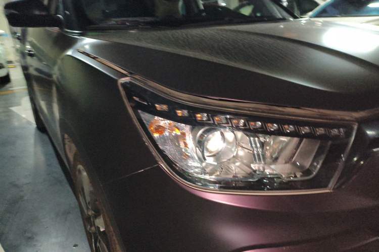 Used SsangYong Tivolan 2015 1.6L Automatic Two-Wheel Drive ZhiKu Edition Right Front Headlight
