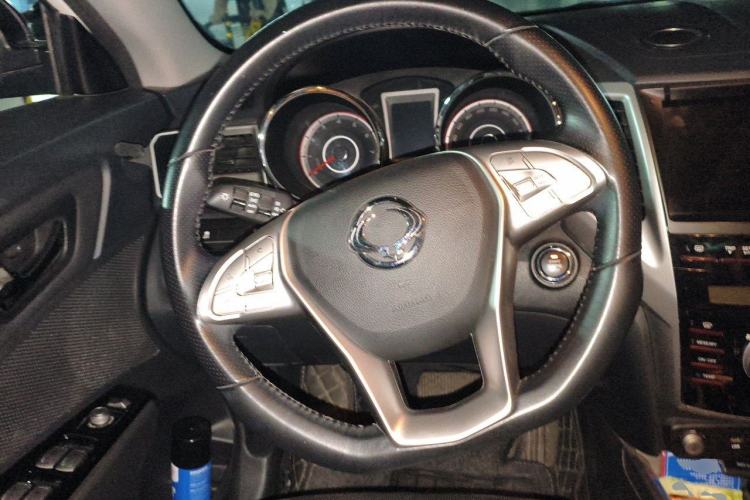 Used SsangYong Tivolan 2015 1.6L Automatic Two-Wheel Drive ZhiKu Edition Steering Wheel