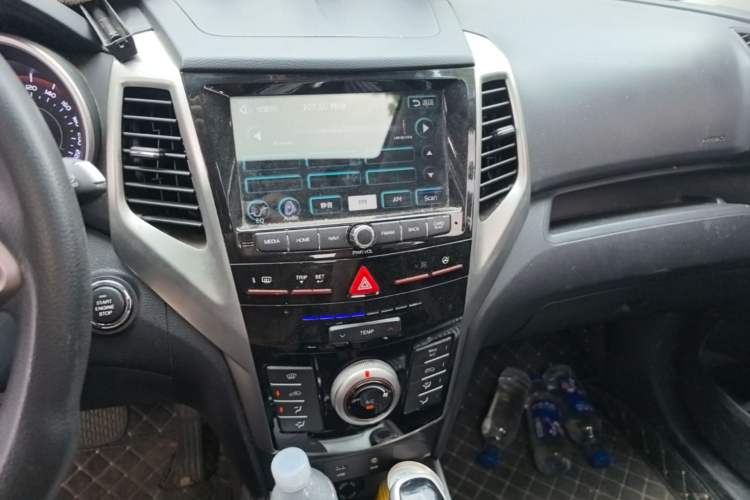 Used SsangYong Tivolan 2015 1.6L Automatic Two-Wheel Drive YARiS L Version Audio And AC Panel