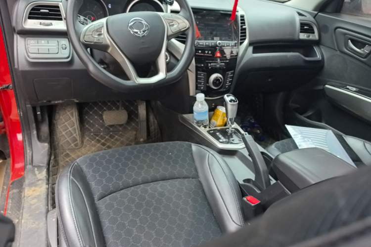 Used SsangYong Tivolan 2015 1.6L Automatic Two-Wheel Drive YARiS L Version Center Console