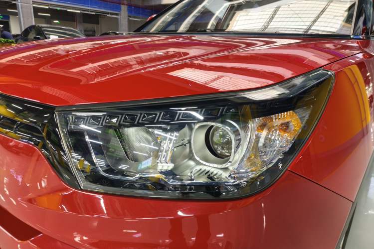 Used SsangYong Tivolan 2015 1.6L Automatic Two-Wheel Drive Zhi Chun Edition Left Front Headlight