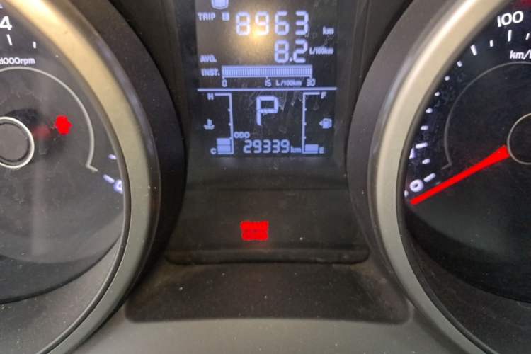 Used SsangYong Tivolan 2015 1.6L Automatic Two-Wheel Drive YARiS L Version Odometer Close Up