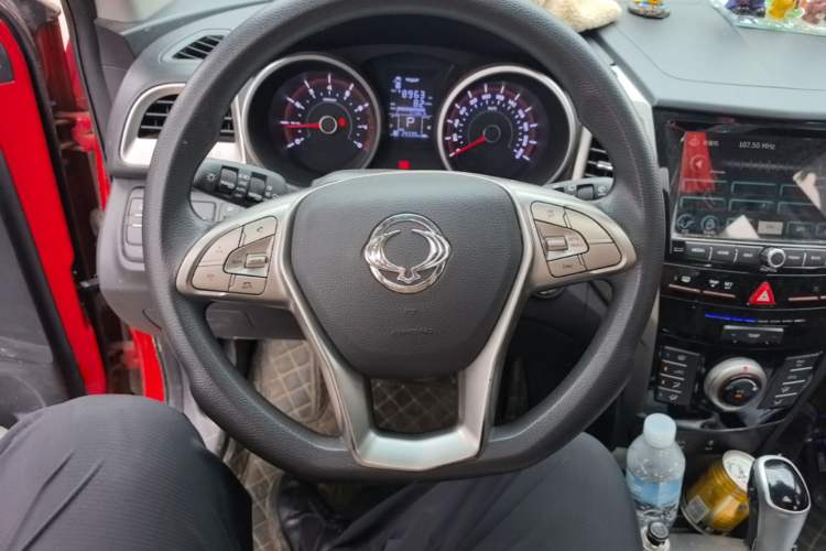 Used SsangYong Tivolan 2015 1.6L Automatic Two-Wheel Drive YARiS L Version Steering Wheel