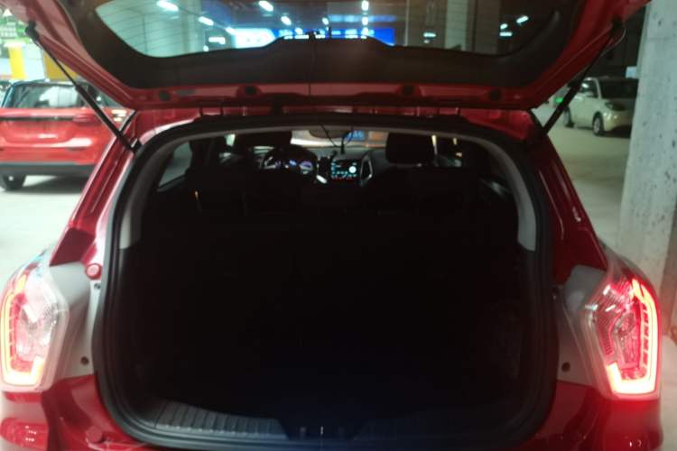 Used SsangYong Tivolan 2015 1.6L Automatic Two-Wheel Drive Zhi Chun Edition Trunk