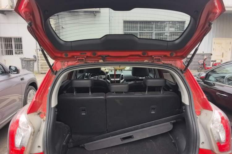 Used SsangYong Tivolan 2015 1.6L Automatic Two-Wheel Drive YARiS L Version Trunk