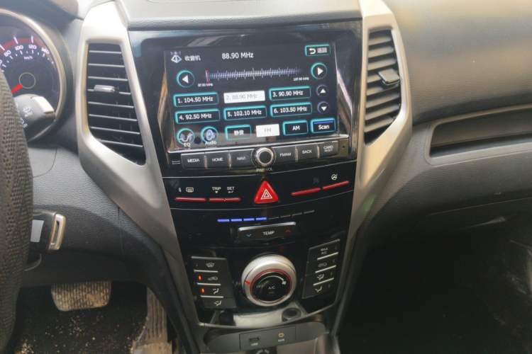 Used SsangYong Tivolan 2015 1.6L Automatic Two-Wheel Drive Zhi Chun Edition Audio And AC Panel