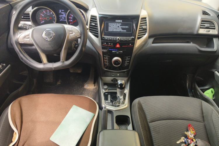 Used SsangYong Tivolan 2015 1.6L Automatic Two-Wheel Drive Zhi Chun Edition Center Console