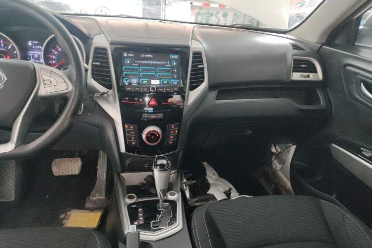 Used SsangYong Tivolan 2015 1.6L Automatic Two-Wheel Drive Zhi Chun Edition Audio And AC Panel
