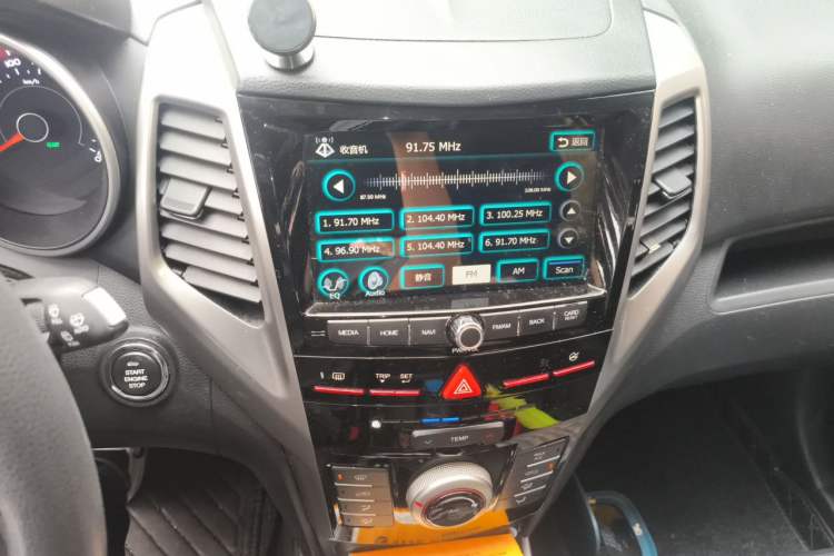 Used SsangYong Tivolan 2015 1.6L Automatic Two-Wheel Drive ZhiShang Edition Audio And AC Panel