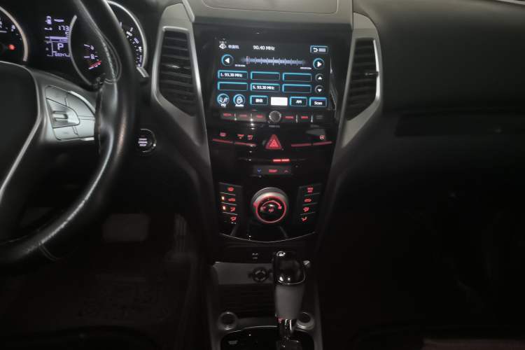 Used SsangYong Tivolan 2015 1.6L Automatic Two-Wheel Drive ZhiShang Edition Audio And AC Panel