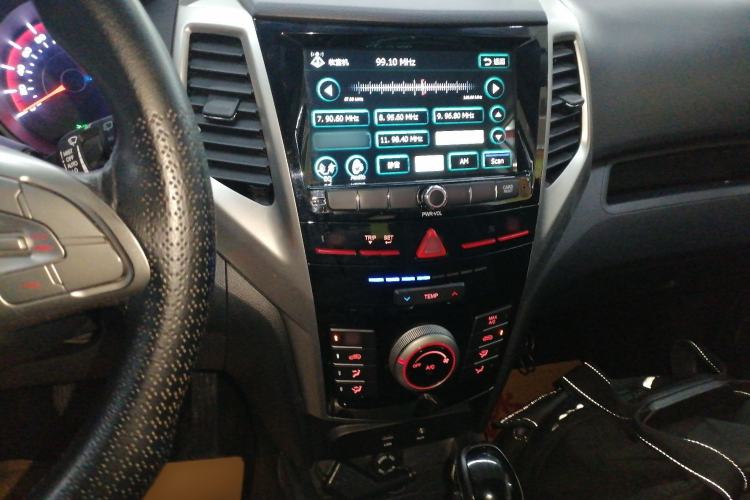 Used SsangYong Tivolan 2015 1.6L Automatic Two-Wheel Drive ZhiShang Edition Audio And AC Panel