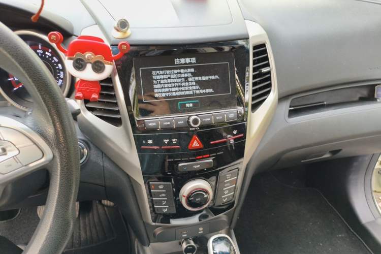 Used SsangYong Tivolan 2015 1.6L Automatic Two-Wheel Drive ZhiShang Edition Audio And AC Panel