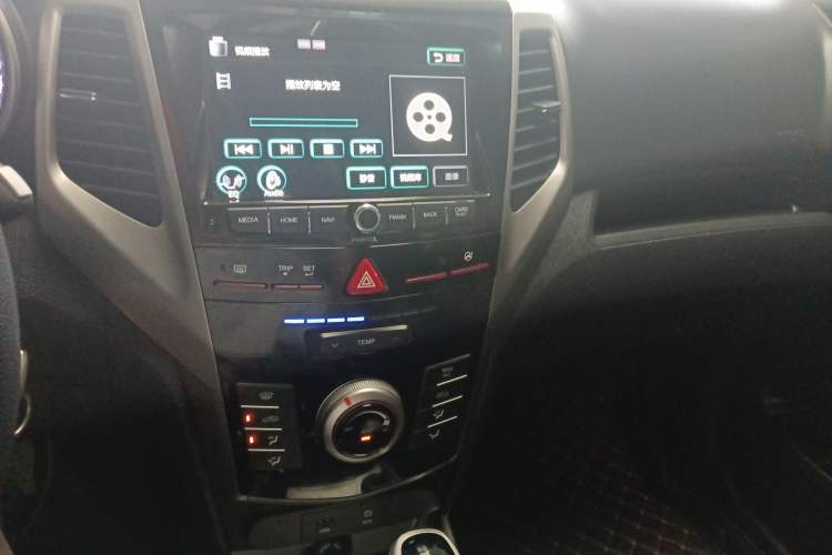 Used SsangYong Tivolan 2015 1.6L Automatic Two-Wheel Drive Zhi Chun Edition Audio And AC Panel