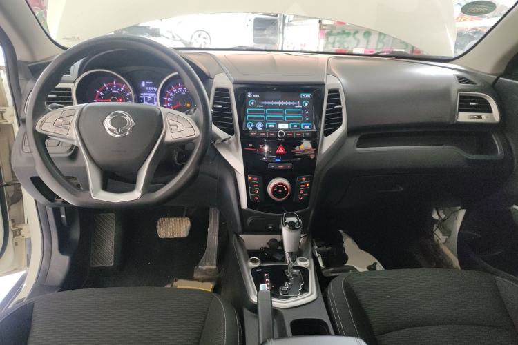 Used SsangYong Tivolan 2015 1.6L Automatic Two-Wheel Drive Zhi Chun Edition Center Console