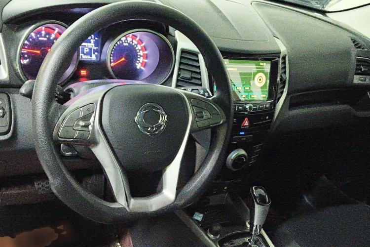 Used SsangYong Tivolan 2015 1.6L Automatic Two-Wheel Drive YARiS L Version Center Console