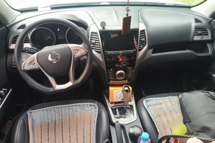 Used SsangYong Tivolan 2015 1.6L Automatic Two-Wheel Drive ZhiShang Edition Center Console
