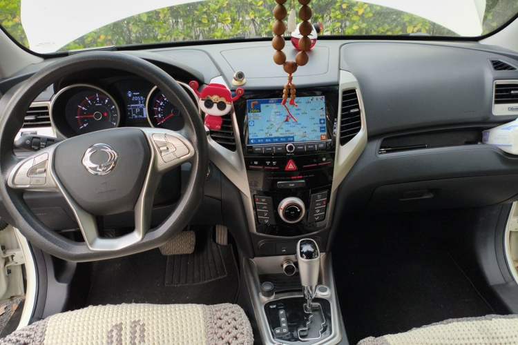 Used SsangYong Tivolan 2015 1.6L Automatic Two-Wheel Drive ZhiShang Edition Center Console