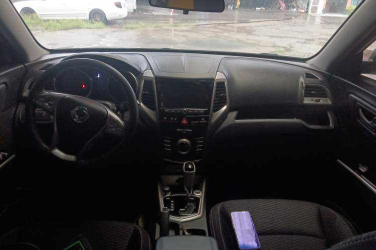 Used SsangYong Tivolan 2015 1.6L Automatic Two-Wheel Drive Zhi Chun Edition Center Console
