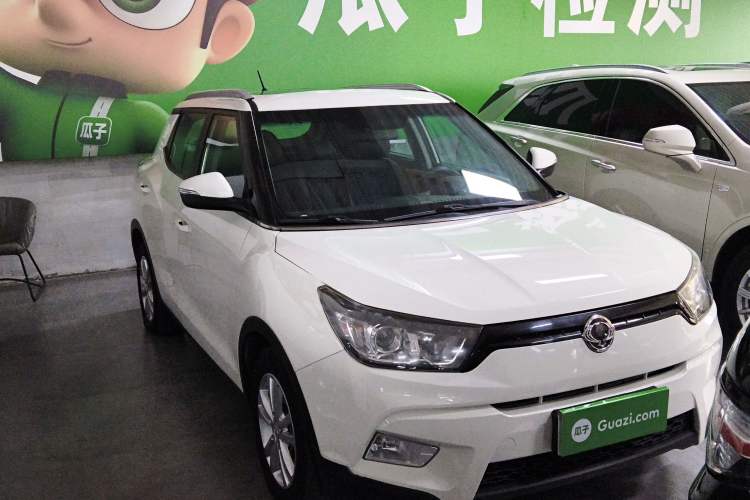 Used SsangYong Tivolan 2015 1.6L Automatic Two-Wheel Drive YARiS L Version Front Right 45 Deg