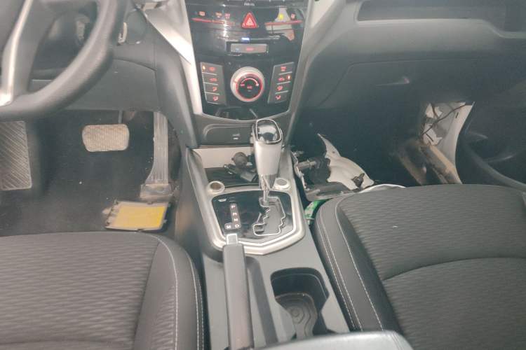 Used SsangYong Tivolan 2015 1.6L Automatic Two-Wheel Drive Zhi Chun Edition Gear Lever