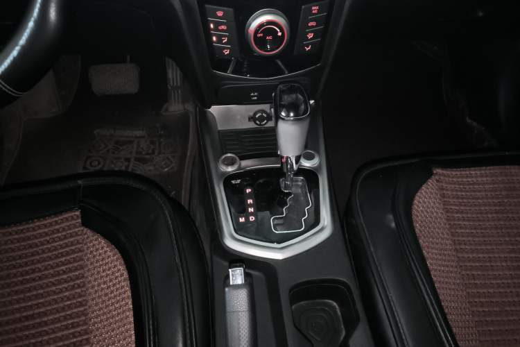Used SsangYong Tivolan 2015 1.6L Automatic Two-Wheel Drive ZhiShang Edition Gear Lever