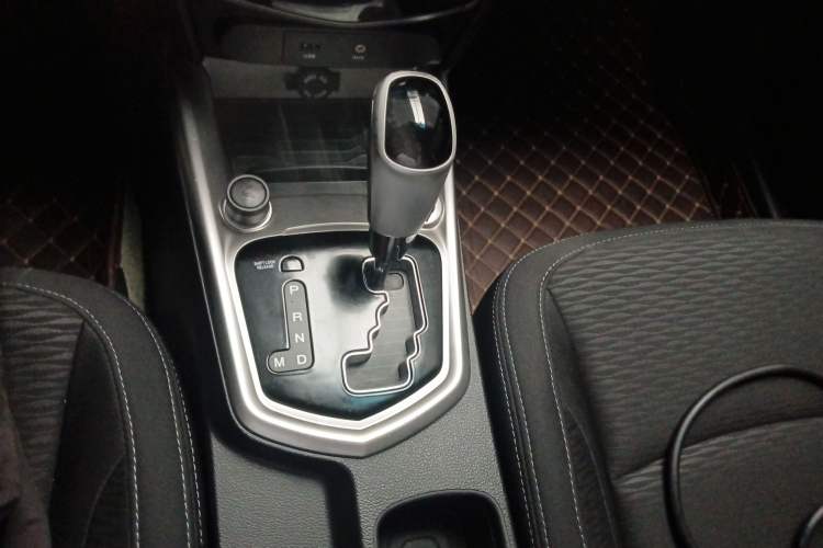 Used SsangYong Tivolan 2015 1.6L Automatic Two-Wheel Drive Zhi Chun Edition Gear Lever