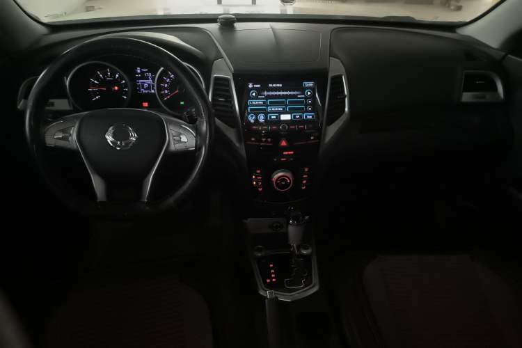 Used SsangYong Tivolan 2015 1.6L Automatic Two-Wheel Drive ZhiShang Edition Interior 2