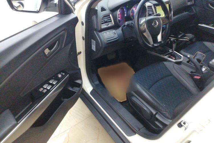 Used SsangYong Tivolan 2015 1.6L Automatic Two-Wheel Drive ZhiShang Edition Interior 3