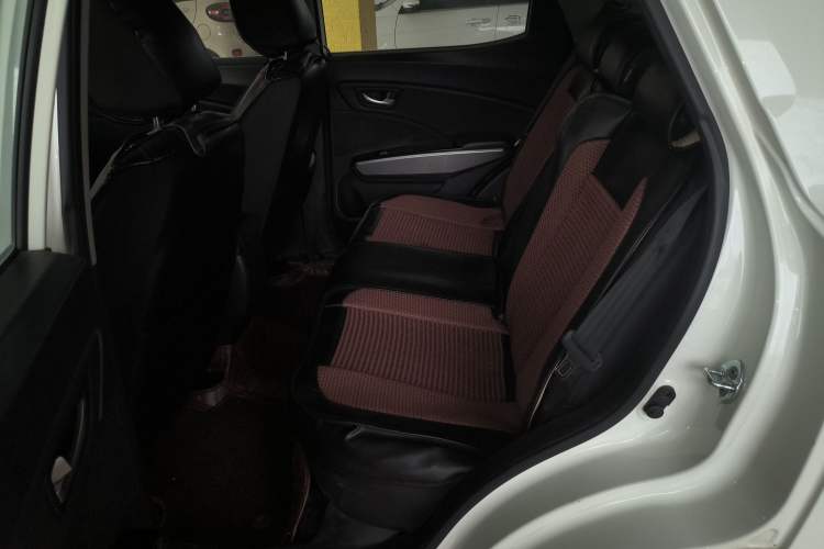 Used SsangYong Tivolan 2015 1.6L Automatic Two-Wheel Drive ZhiShang Edition Interior 4