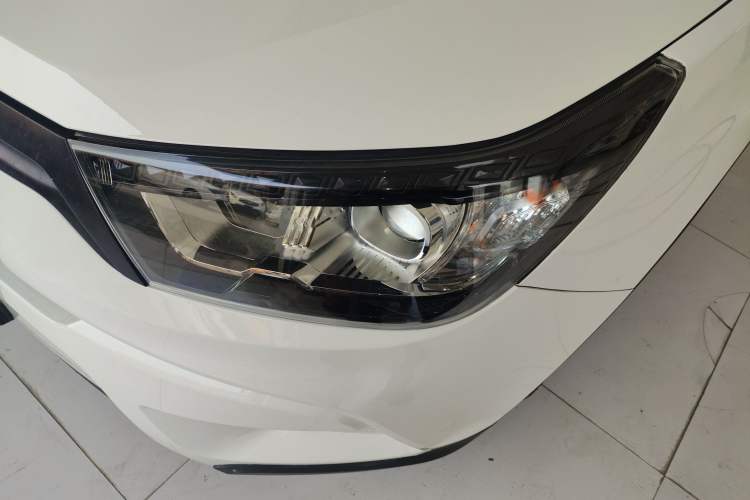 Used SsangYong Tivolan 2015 1.6L Automatic Two-Wheel Drive Zhi Chun Edition Left Front Headlight