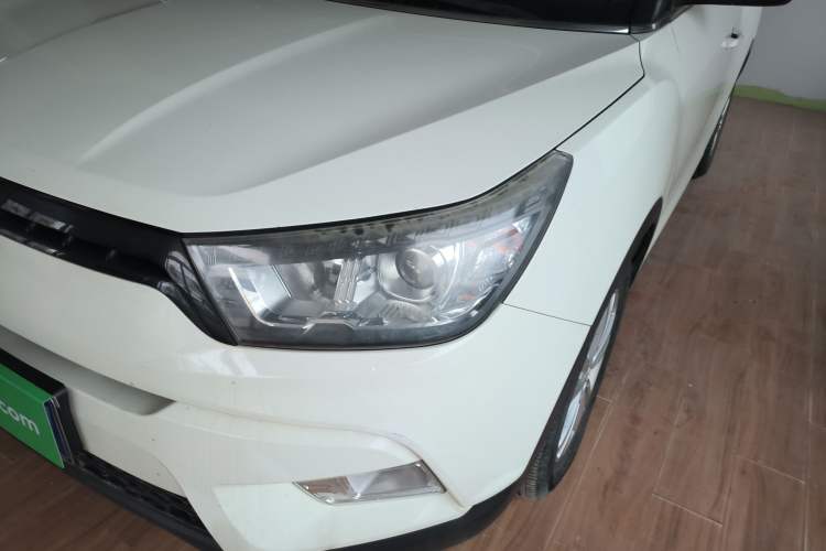 Used SsangYong Tivolan 2015 1.6L Automatic Two-Wheel Drive ZhiShang Edition Left Front Headlight