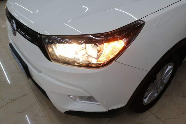 Used SsangYong Tivolan 2015 1.6L Automatic Two-Wheel Drive ZhiShang Edition Left Front Headlight