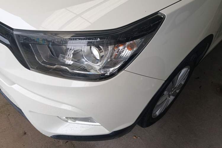 Used SsangYong Tivolan 2015 1.6L Automatic Two-Wheel Drive Zhi Chun Edition Left Front Headlight