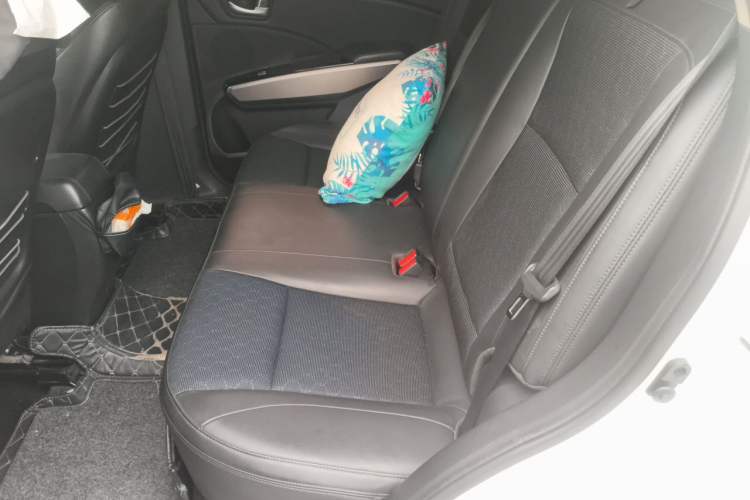 Used SsangYong Tivolan 2015 1.6L Automatic Two-Wheel Drive ZhiShang Edition Left Rear Seat
